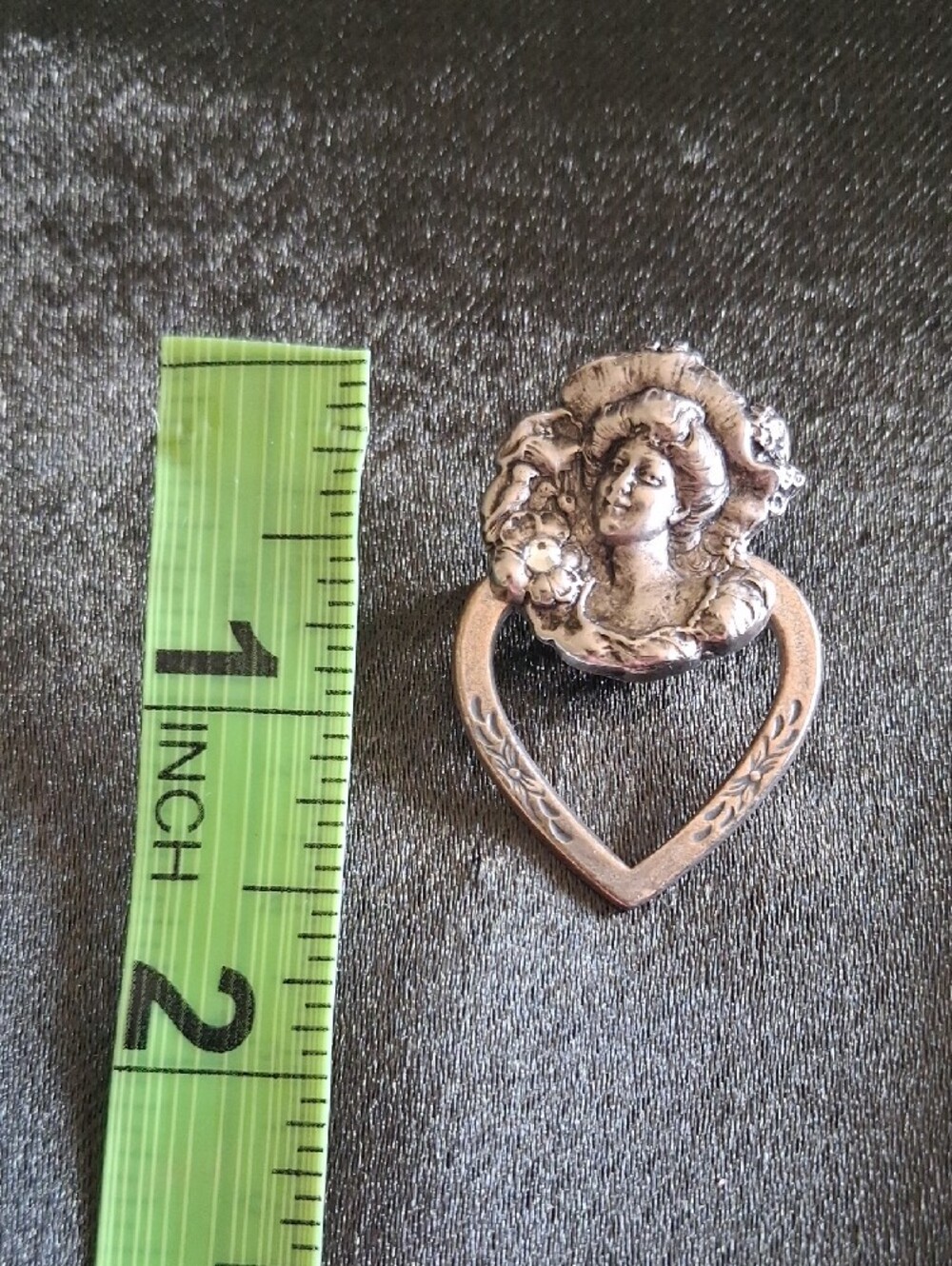 Vintage Style Silver-Tone Heart Brooch Pin with Lady Motif - Picture 4 of 4